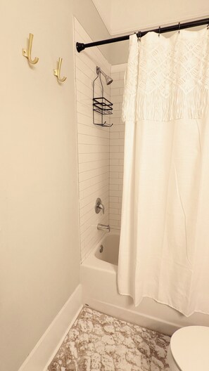 Hair dryer, towels, soap, shampoo - Perch 𓆱 BnB, 3/1 + yoga rm in Victorian Dist East (Savannah)