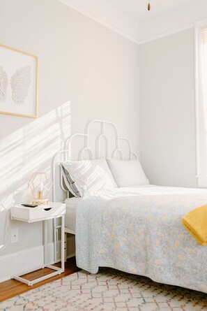 3 bedrooms, iron/ironing board, WiFi, bed sheets - Perch 𓆱 BnB, 3/1 + yoga rm in Victorian Dist East (Savannah)