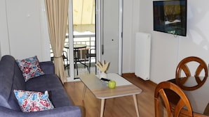 Een woonkamer met een bank, een salontafel en een houten stoel.