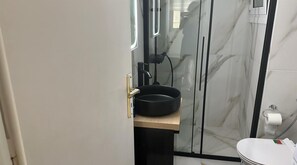 Ducha, secador de pelo, toallas