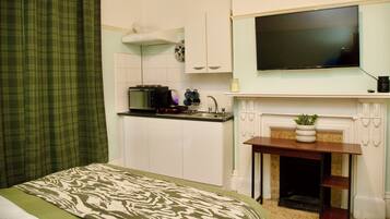 Studio | 1 bedroom, iron/ironing board, free WiFi, bed sheets