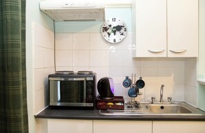 Studio | Private kitchen | Fridge, microwave, oven, stovetop - London Retreat - Cozy House in Springbank (London)