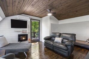 Smart TV y chimenea 