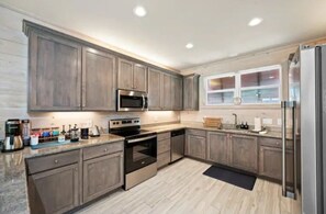 Frigorífico, microondas, horno y placa de cocina