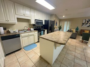 冷蔵庫、電子レンジ、オーブン、コンロ