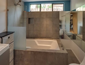 Douche, bidet, serviettes fournies, savon