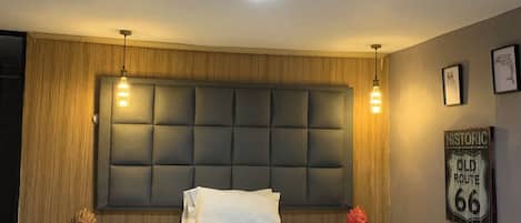 1 dormitorio y tabla de planchar con plancha