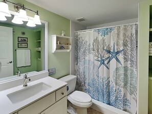 Appartement, Meerdere bedden, keuken, uitzicht op tuin (Barefoot Beach Resort F-105) | Badkamer | Designer toiletartikelen, handdoeken, toiletpapier