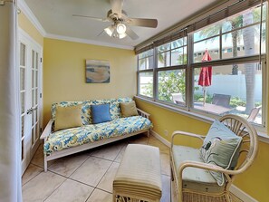 Appartement, Meerdere bedden, keuken, uitzicht op tuin (Barefoot Beach Resort F-105) | Uitzicht vanuit de kamer