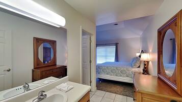 Condo (3 Bedrooms) | Property amenity