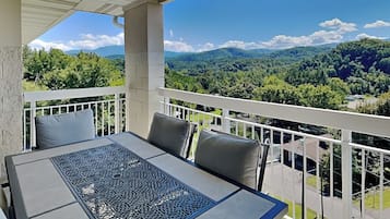 Condo (3 Bedrooms) | Front of property