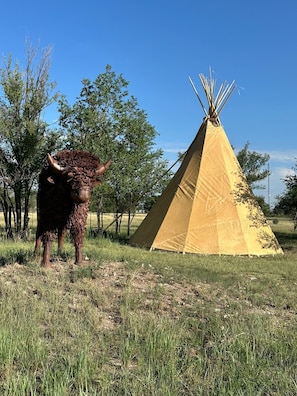 Un tipi amarillo con una escultura de búfalo en su frente.