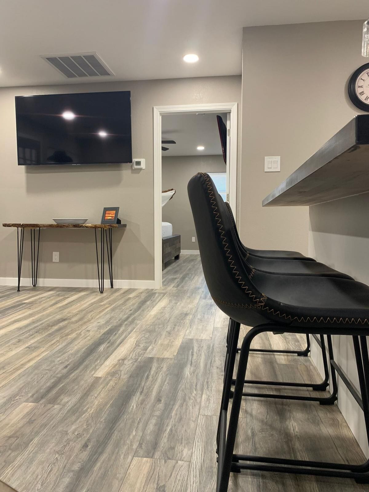 Habitación doble | Área de sala de estar | Smart TV de 50 pulgadas con canales digitales 