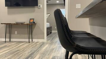 Tweepersoonskamer | Woonruimte | Een 50-inch smart-tv met digitale zenders