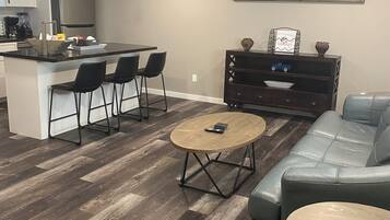 Family Suite, 1 Bedroom | Living area