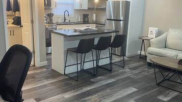 Suite Familiale, 1 chambre | Coin séjour | TV connectée de 50 pouces avec chaînes numériques