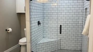 Camera doppia | Bagno | Combinazione doccia/vasca, asciugamani, sapone, shampoo
