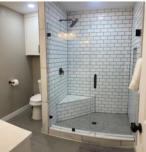 Camera doppia | Bagno | Combinazione doccia/vasca, asciugamani, sapone, shampoo
