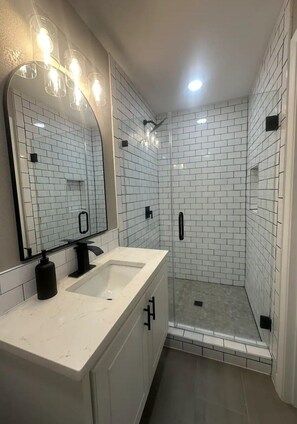 Single Room | Bathroom | Combined shower/bathtub, towels, soap, shampoo - High Plains Lodge at Nomad Landing (Clayton)