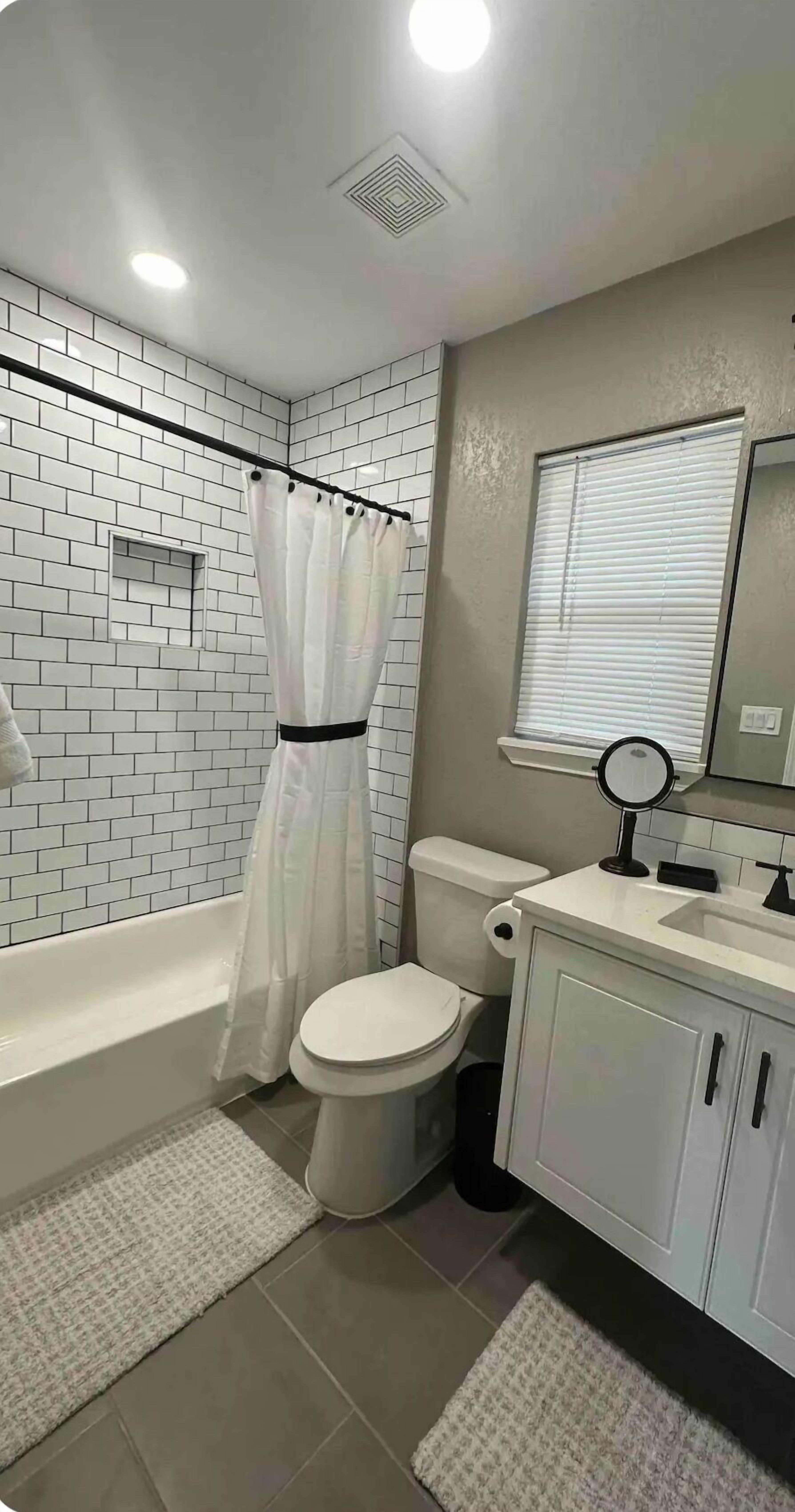 单人房 | 浴室 | 淋浴/盆浴组合、毛巾、肥皂、洗发水