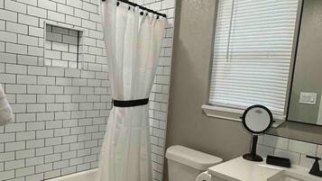 Single Room | Bathroom | Combined shower/bathtub, towels, soap, shampoo