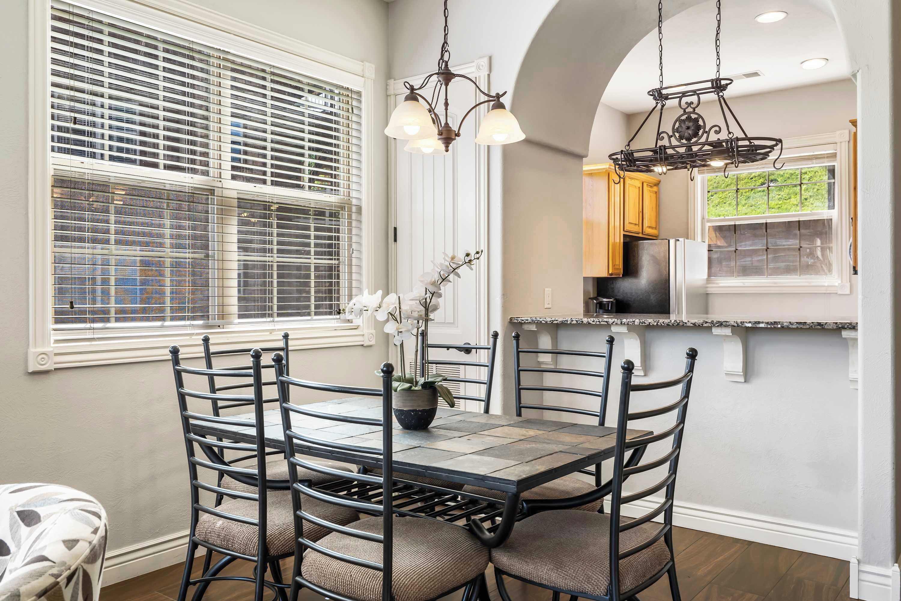 Leilighet, flere senger, balkong, fjellutsikt (Blue Bird by Lake Escape) | Spiseområde