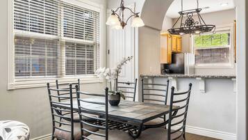 Leilighet, flere senger, balkong, fjellutsikt (Blue Bird by Lake Escape) | Spiseområde