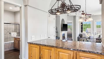 Condo, várias camas, sacada, vista para a montanha (Blue Bird by Lake Escape) | Parte interna