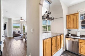 Lejlighed - flere senge - balkon - bjergudsigt (Blue Bird by Lake Escape) | Interiør