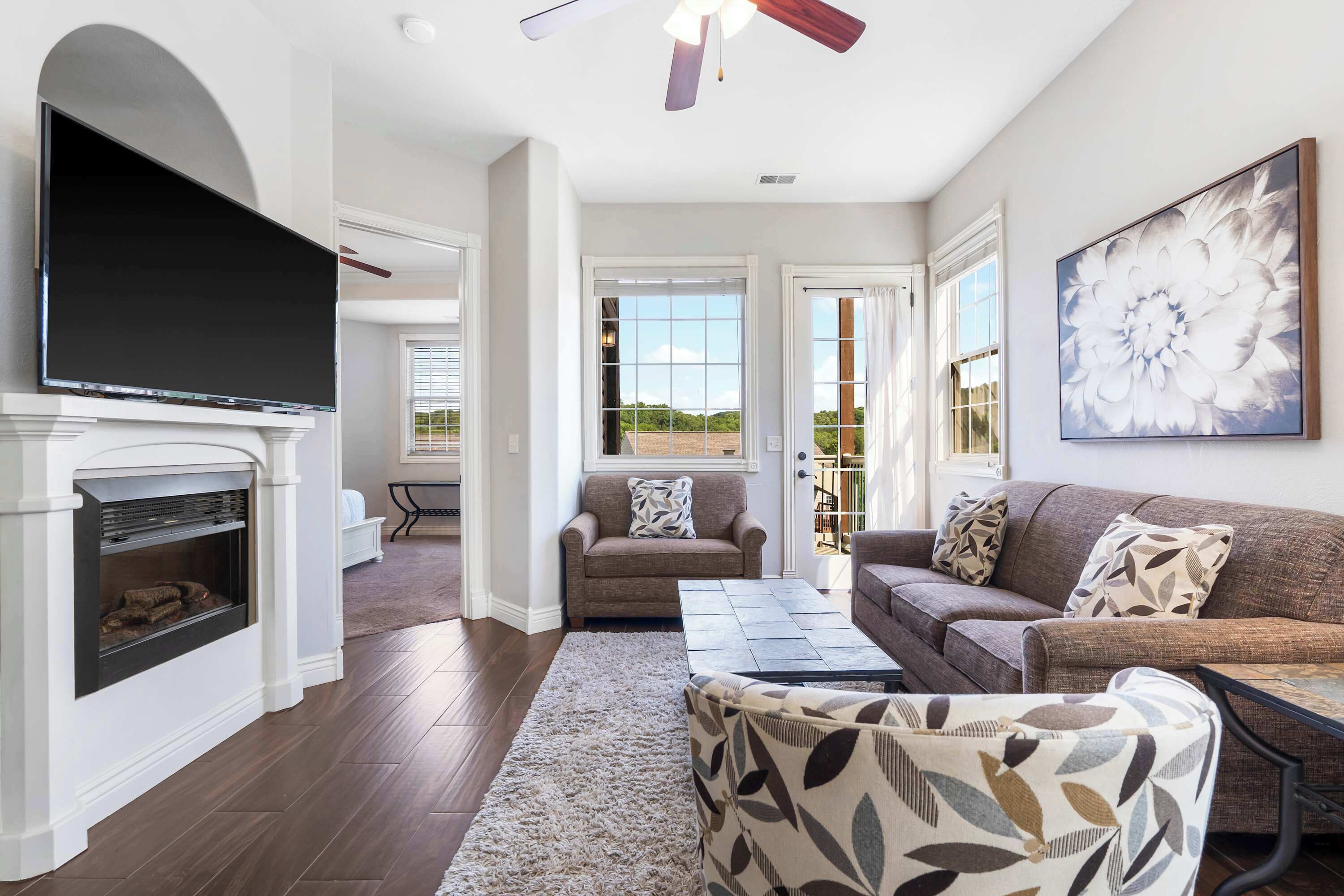 Condo, Plusieurs lits, balcon, vue sur la montagne (Blue Bird by Lake Escape) | Aire de séjour | Téléviseur à écran plat de 42 po avec télévision numérique, foyer