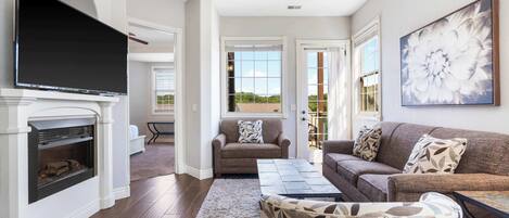 Condo, Multiple Beds, Balcony, Mountain View (Blue Bird by Lake Escape) | Living area