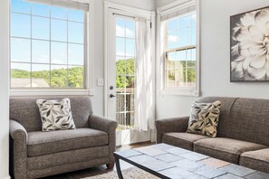 Lejlighed - flere senge - balkon - bjergudsigt (Blue Bird by Lake Escape) | Opholdsområde | 42-tommers fladskærms-tv med digitale kanaler, pejs