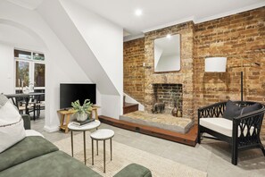TV - Central 2BR Terrace Home in Trendy Surry Hills (City of Sydney)