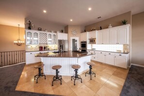 Private kitchen - Cozy 4-bedroom house in marvelous Discovery Bay sleep in 14 with AC, WiFi (Discovery Bay)