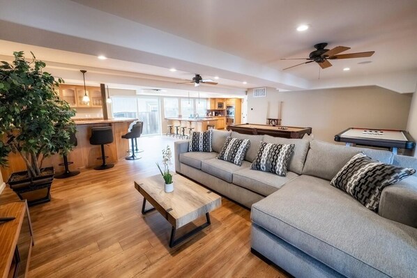 Offices - Cozy 4-bedroom house in marvelous Discovery Bay sleep in 14 with AC, WiFi (Discovery Bay)