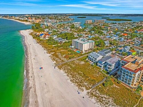 Sunshine Lane by Distinctive Beach Rentals