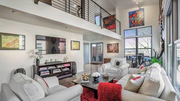 Condo, nhiều giường, ban công (The Loft at Marquez Place) | Khu phòng khách