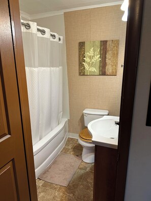 Toallas, jabón, shampoo, papel de baño 