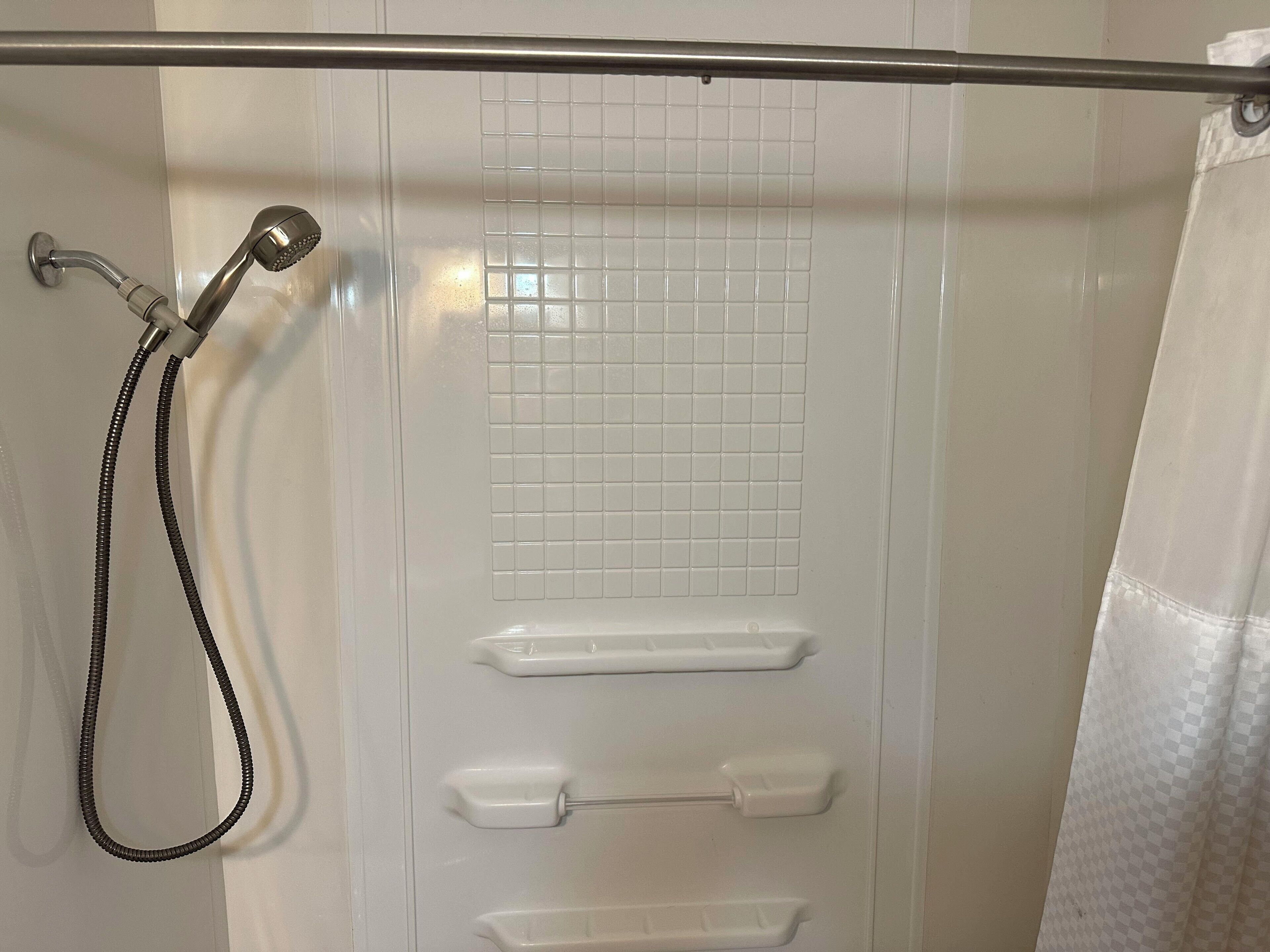 Serviettes fournies, savon, shampoing, papier toilette