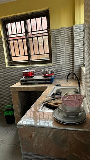 Fridge, microwave, stovetop, electric kettle - Cozy 2-bedroom apartment in fabulous Tamale with Wi-Fi,  (Tamale)