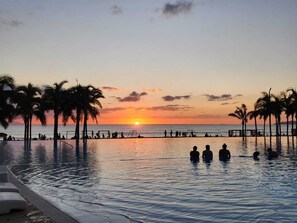 Utomhuspool och uppvärmd pool