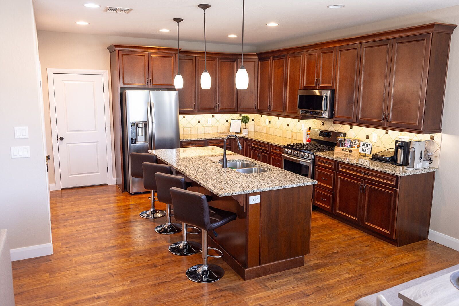 Refrigerador, microondas, horno y parrilla de estufa 