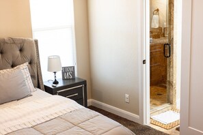 3 slaapkamers, een strijkplank/strijkijzer, reisbedje, gratis wifi