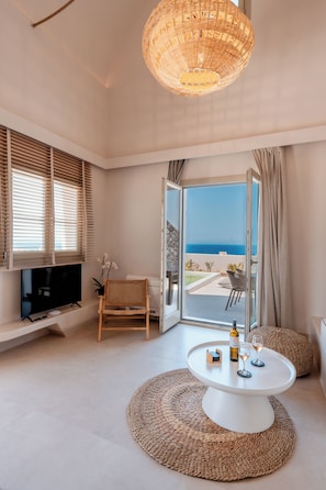 Junior-Villa, Meerblick | Wohnbereich | Flachbildfernseher