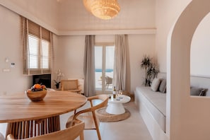 Junior-Villa, Meerblick | Wohnbereich | Flachbildfernseher