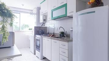 Apartamento | Cozinha privada | Talheres/pratos/utensílios de cozinha