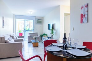 Apartment | Living area | 43-inch Smart TV with cable channels - Piscina Barra da Tijuca Brazilian Corner (Rio de Janeiro)