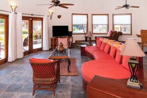 Maison, salle de bains attenante, vue mer (Luxury Seaside Villa) | Coin séjour | TV connectée de 32 pouces avec chaînes par câble, Netflix