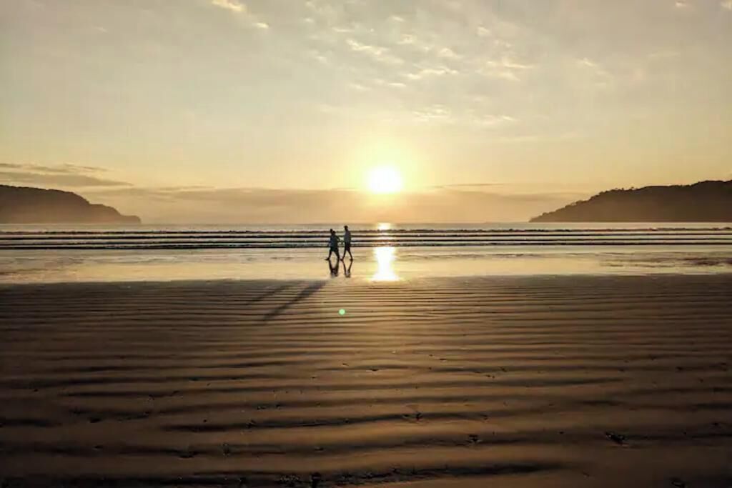 沙滩椅、沙滩毛巾