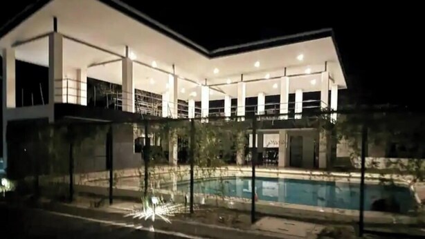 Un bâtiment moderne doté d’une piscine, comprenant un espace extérieur couvert et plusieurs niveaux.